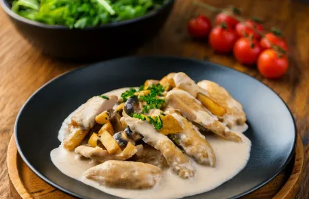 Petto di pollo con funghi cardoncelli e insalata mista