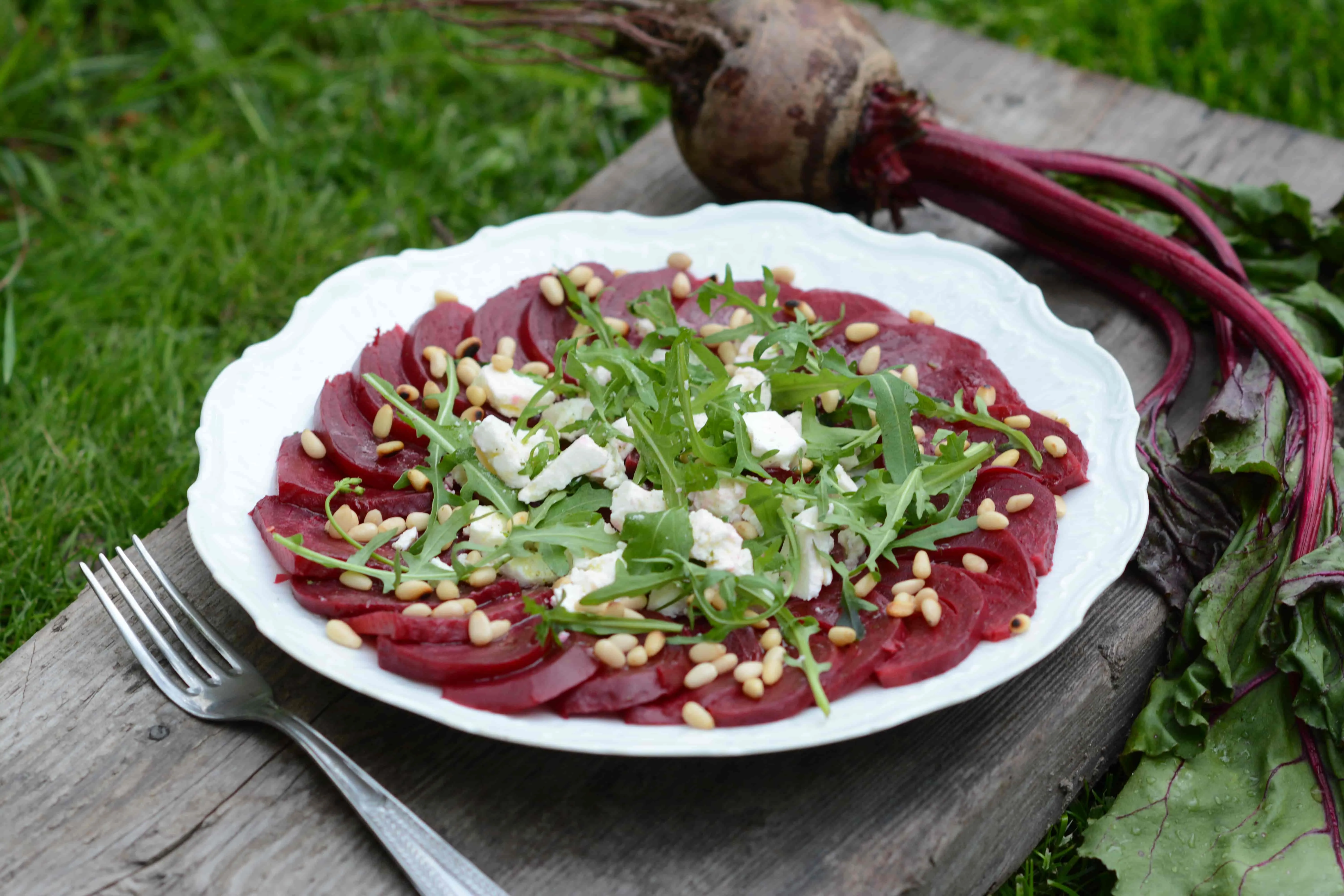 Carpaccio mediterraneo di barbabietole rosse