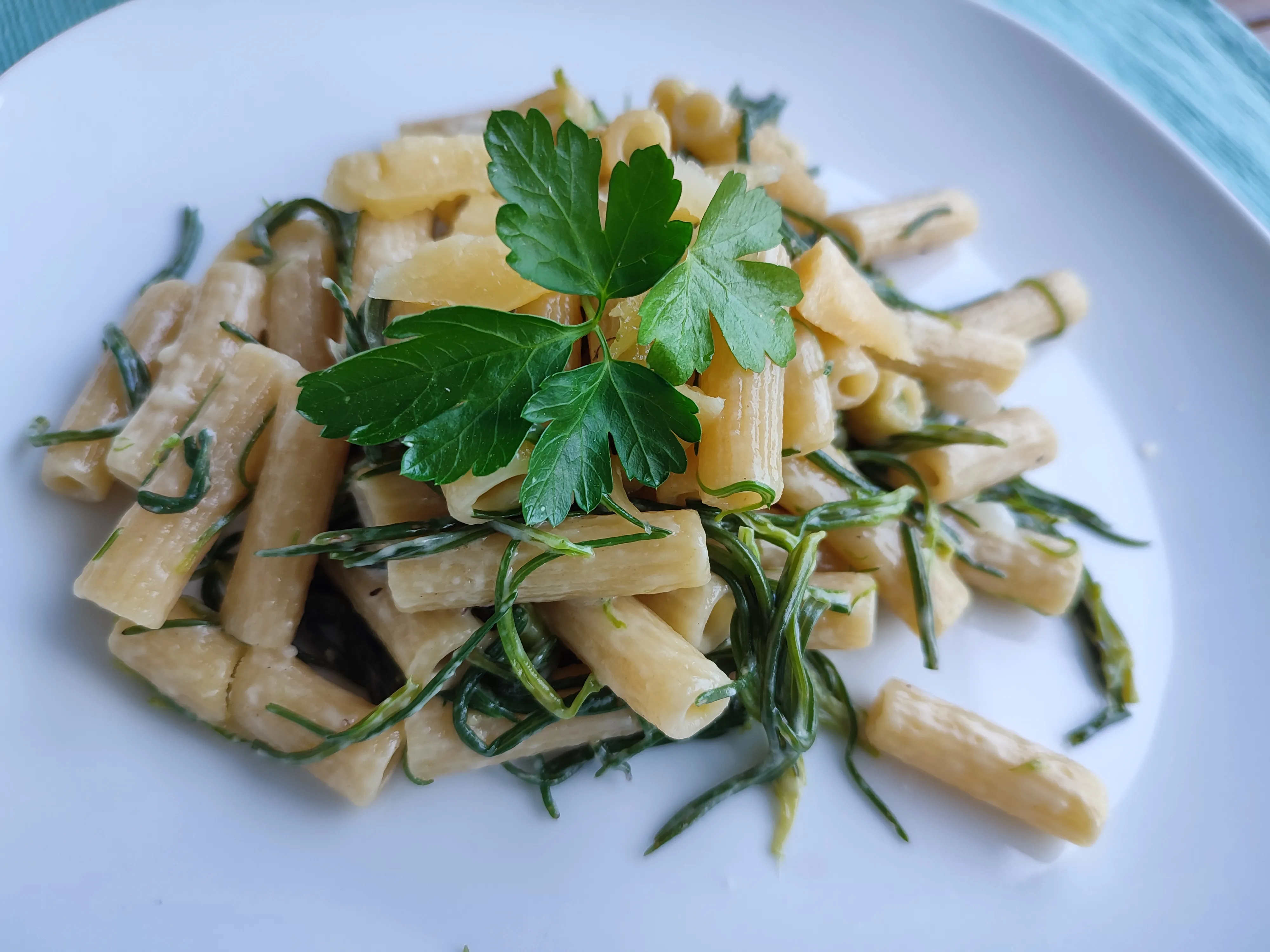 Nudeln mit Salzkraut in Sahnesauce