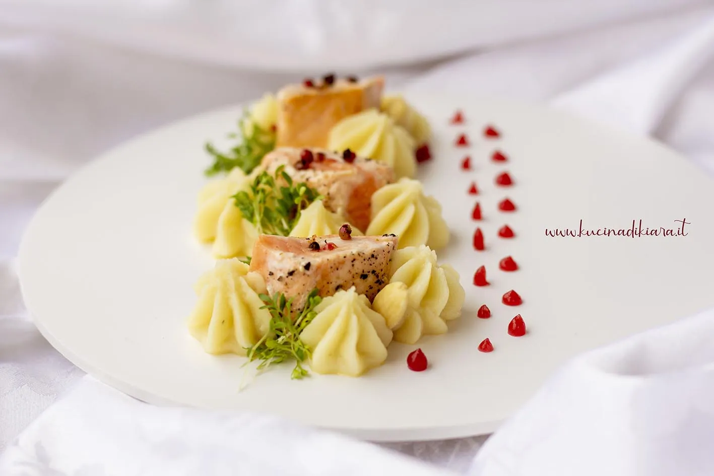 Lachswürfel mit Knollenselleriepüree, Himbeergelee und Kresse