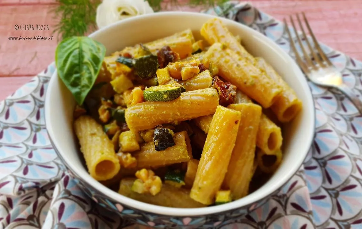 Tortiglioni mit Zucchini-Pesto, Walnüssen und getrockneten Tomaten