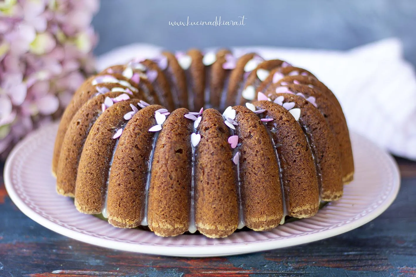 Lila Karottenkuchen mit weißer Schokolade