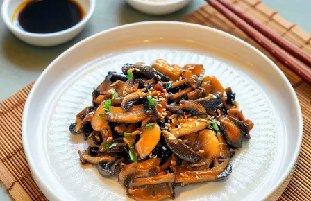 Funghi shiitake e pleurotus saltati in stile asiatico