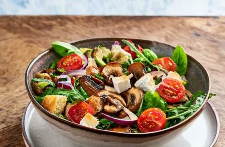 Insalata primaverile con shiitake e formaggio di montagna