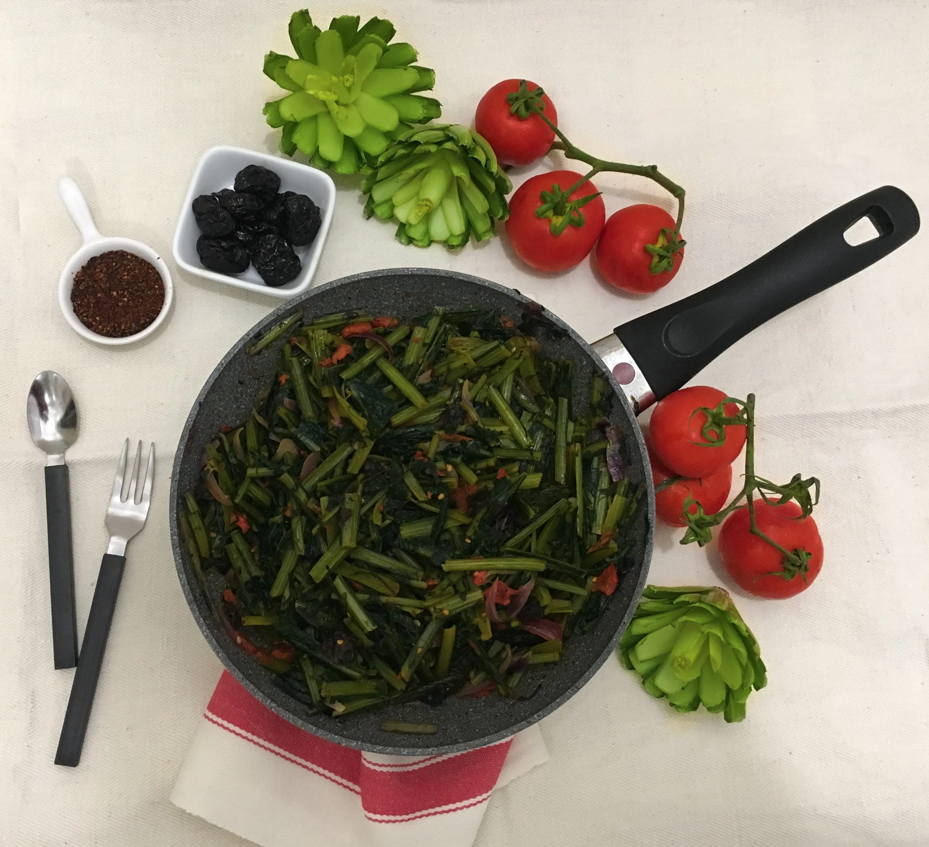 Blattzichorie mit Tomaten, Chili & getrockneten Pflaumen