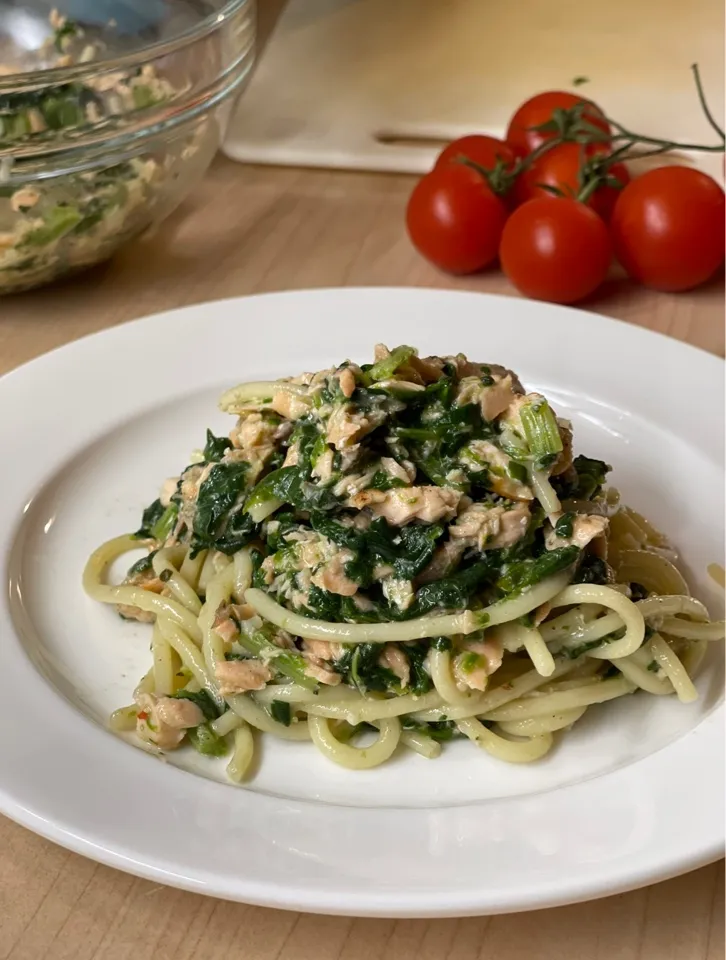 Spaghetti con spinaci e salmone fresco